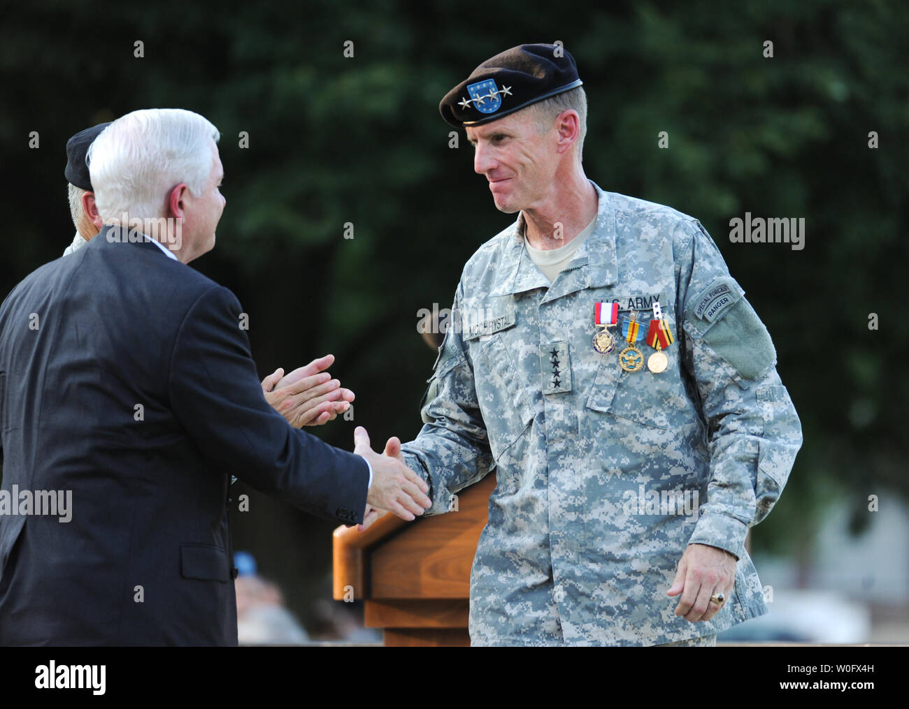 Armee, General Stanley McChrystal schüttelt Hände mit Verteidigungsminister Robert Gates in Gen. McChrystal retirement Zeremonie am Fort McNair in Washington am 23. Juli 2010. UPI/Alexis C Glenn Stockfoto