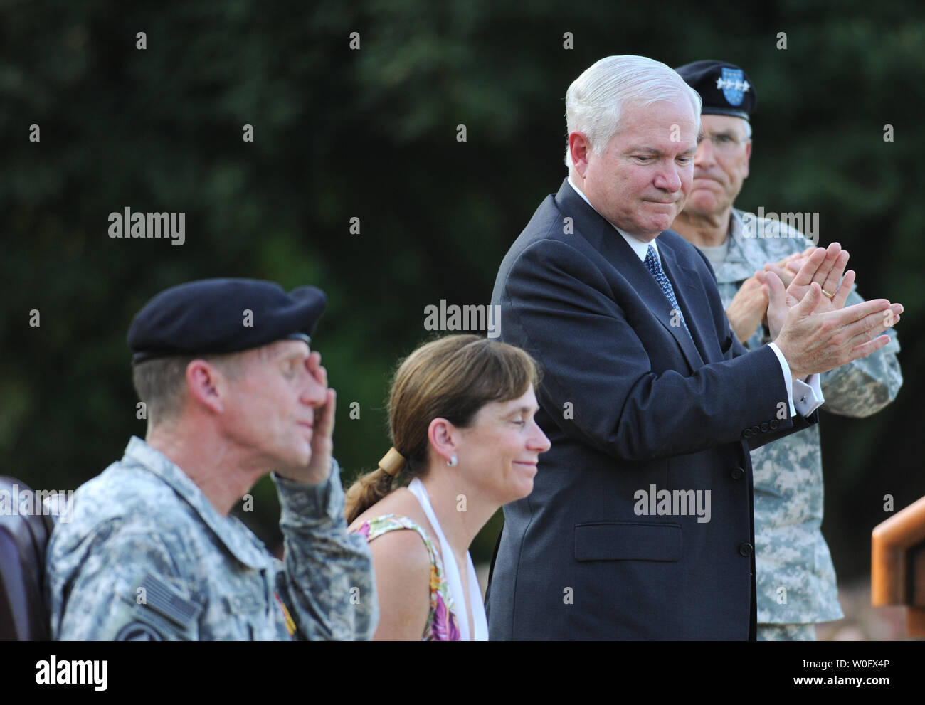 Verteidigungsminister Robert Gates (2. R) und Stabschef der Armee von General George W. Casey Jr. applaudieren bei einer Pensionierung Zeremonie zu Ehren der Armee von General Stanley McChrystal (L) am Fort McNair in Washington am 23. Juli 2010. Gen. McChrystal's Frau Annie sitzt neben ihm. UPI/Alexis C Glenn Stockfoto