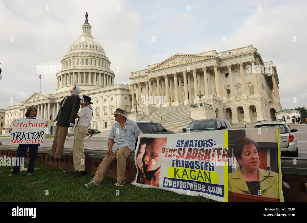 Anti-abtreiber Ed Faddoul (R), Ken Fisher und Diana Roccograndi in einer kleinen Rallye fordert Senator Lindsey Graham, R-SC, und andere Republikaner Supreme Court nominee Elena Kagan auf dem Capitol Hill in Washington zu Block am 4. August 2010 teilnehmen. UPI/Roger L. Wollenberg Stockfoto