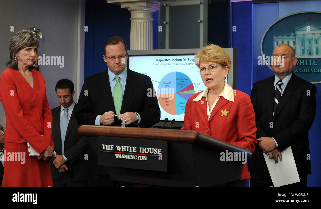 NOAA Administrator Jane Lubchenco diskutiert die BP Bemühungen um den Deepwater Horizon öl gut Dichtung bei einem Briefing in der Brady Press Briefing Room des Weißen Hauses in Washington am 4. August 2010. Mit ihr werden die nationalen Incident Commander Admiral Thad Allen (R), Assistent des Präsidenten für Energie und Klimawandel Carol Braunere und Pressesprecher Robert Gibbs. UPI/Roger L. Wollenberg Stockfoto