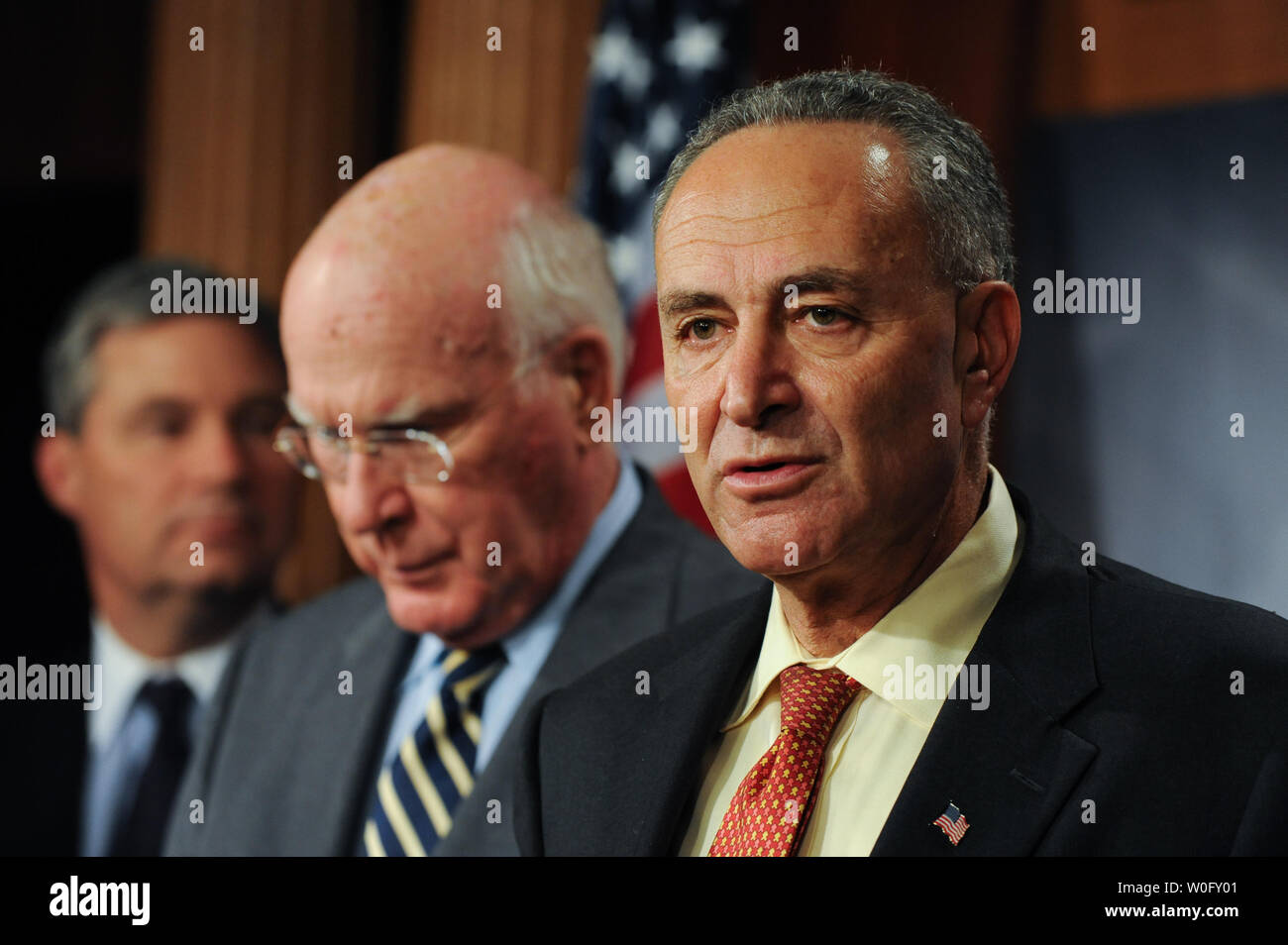 Senator Chuck Schumer (D-NY) spricht bei einer Pressekonferenz neben Senats Vorsitzender Patrick Leahy (D-VT) (L) auf dem Capitol Hill in Washington, nachdem der US-Senat Richter des Obersten Gerichtshofs nominee Elena Kagan 63-37 am 5. August 2010 zu bestätigen. UPI/Alexis C Glenn Stockfoto