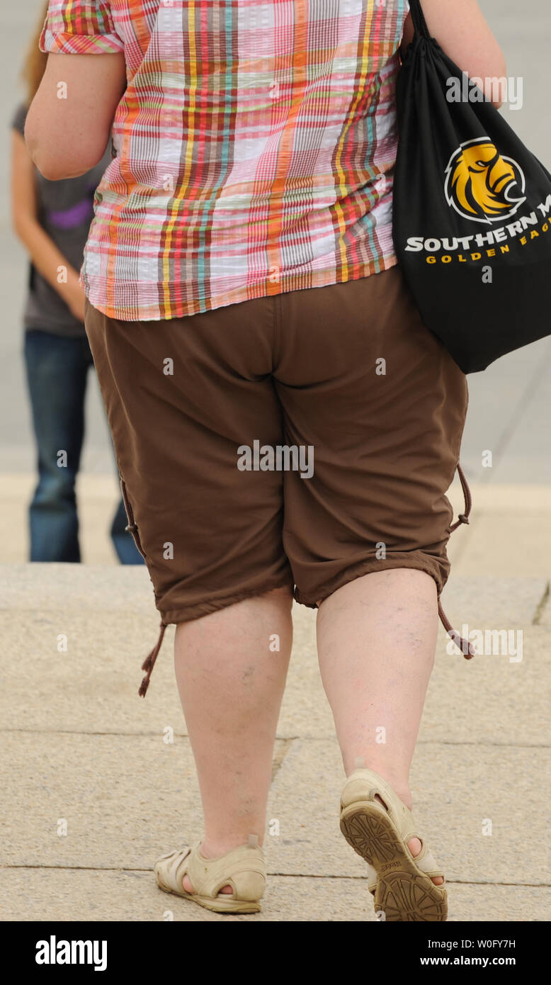 Eine Frau geht auf der National Mall in Washington DC am 13. August 2010. Adipositas in den Vereinigten Staaten auf 2,4 Millionen fettleibige Amerikaner seit 2007 erhöht, so ein Bericht in dieser Woche veröffentlicht, die von den Zentren für die Prävention und die Kontrolle von Krankheiten (CDC). UPI/Alexis C Glenn Stockfoto