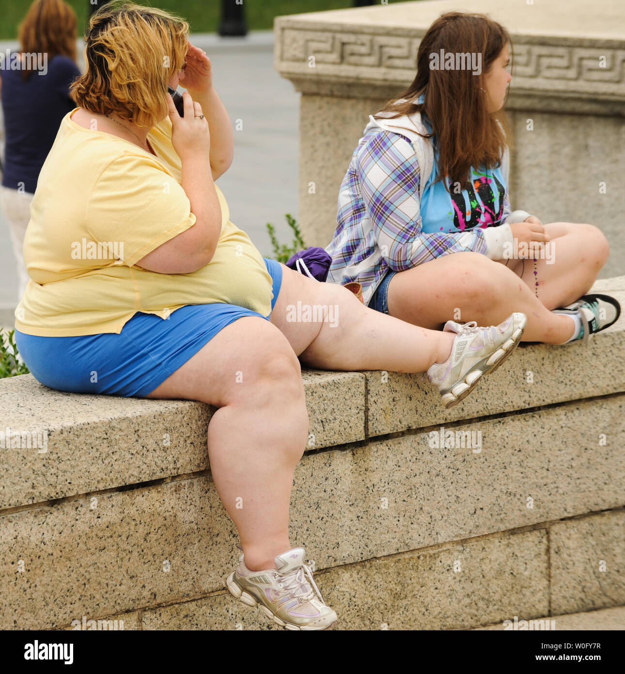 Eine Frau sitzt auf der National Mall in Washington DC am 13. August 2010. Adipositas in den Vereinigten Staaten auf 2,4 Millionen fettleibige Amerikaner seit 2007 erhöht, so ein Bericht in dieser Woche veröffentlicht, die von den Zentren für die Prävention und die Kontrolle von Krankheiten (CDC). UPI/Alexis C Glenn Stockfoto