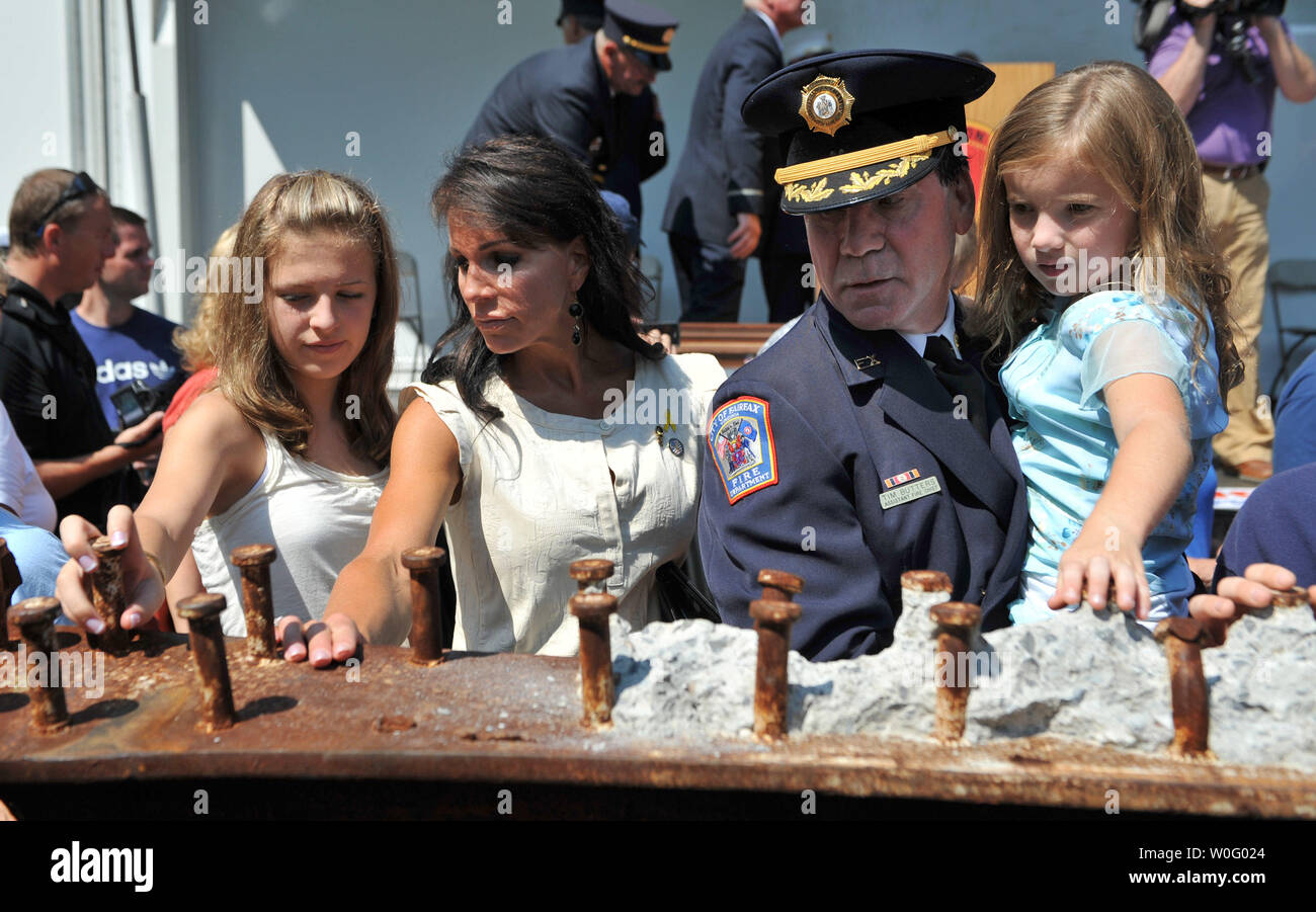 Fairfax City Assistant Fire Chief Tim Butters und seine dughter Emily Blick an einem Stück Stahl aus dem World Trade Center, die dem Arlington County Fire Department von New York City Fire Department als ein Geschenk der Vielen Dank für Ihren Service auf 9/11, in Arlington, Virginia, am 29. August 2010 erteilt wurde. UPI/Kevin Dietsch Stockfoto