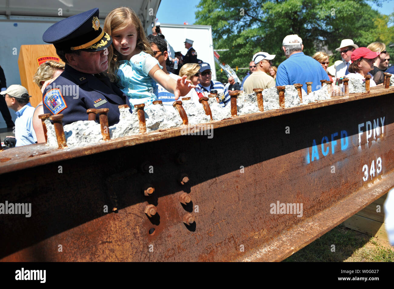 Fairfax City Assistant Fire Chief Tim Butters und seine dughter Emily Blick an einem Stück Stahl aus dem World Trade Center, die dem Arlington County Fire Department von New York City Fire Department als ein Geschenk der Vielen Dank für Ihren Service auf 9/11, in Arlington, Virginia, am 29. August 2010 erteilt wurde. UPI/Kevin Dietsch Stockfoto