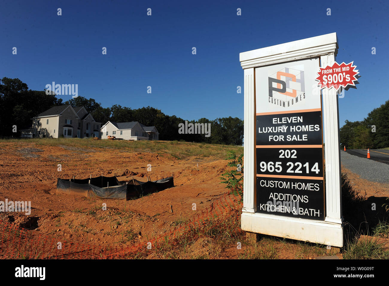 Mit einem Haus durchzuführen und eine andere kurz vor der Fertigstellung einer Home Builder wirbt Elf luxuriöse Häuser für Verkauf in Annandale, Virginia, am 5. September 2010. Enge Kreditvergabe regeln und eine träge Wirtschaft haben Home Sales im Rückgang der Großteil des Landes im Juli und August gehalten. UPI/Roger L. Wollenberg Stockfoto