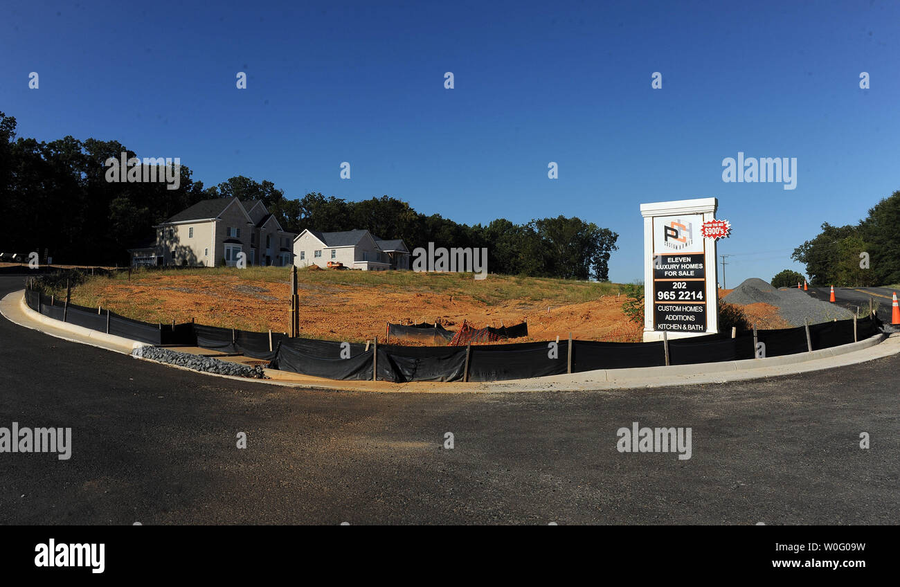 Mit einem Haus durchzuführen und eine andere kurz vor der Fertigstellung einer Home Builder wirbt Elf luxuriöse Häuser für Verkauf in Annandale, Virginia, am 5. September 2010. Enge Kreditvergabe regeln und eine träge Wirtschaft haben Home Sales im Rückgang der Großteil des Landes im Juli und August gehalten. UPI/Roger L. Wollenberg Stockfoto