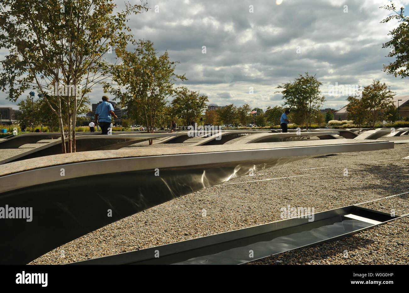 Bänke, die die 184 lebt im September 11, 2001 Terroranschlag auf das Pentagon am Pentagon Memorial in Arlington, Virginia am 10. September 2010 gesehen. UPI/Alexis C Glenn Stockfoto