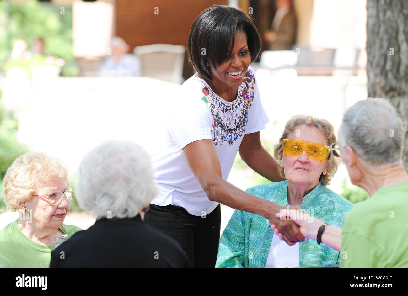 First Lady Michelle Obama spricht mit Bewohnern, wie sie Freiwillige an einem Projekt für die vinson Halle Ruhestandgemeinschaft in McClean, Virginia am 11. September 2010. UPI/Alexis C Glenn Stockfoto