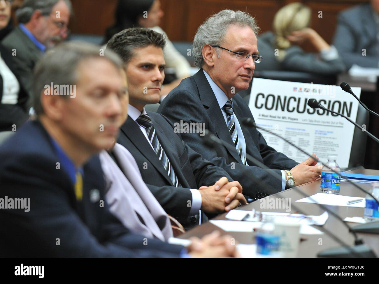 Stanley Hering (R), Vorsitzender des Unterausschusses für Bildung und Advocacy, Kopf, Nacken und Wirbelsäule Ausschuss der NFL und Team Arzt für die Seattle Seahawks und Seattle Mariners, Sean Morey (C), ehemalige NFL Wide Receiver und den aktuellen Vorstand NFL Players Association, und Gerry Gioia, Leiter der pädiatrischen Neuropsychologie in der National Medical Center in Gaithersburg, MD, bezeugen, während ein Haus Bildungs- und Arbeitsmarktpolitik Ausschuss Anhörung zum Schutz von Schülern Athleten von Gehirnerschütterungen handeln, in Washington am 23. September 2010. UPI/Kevin Dietsch Stockfoto