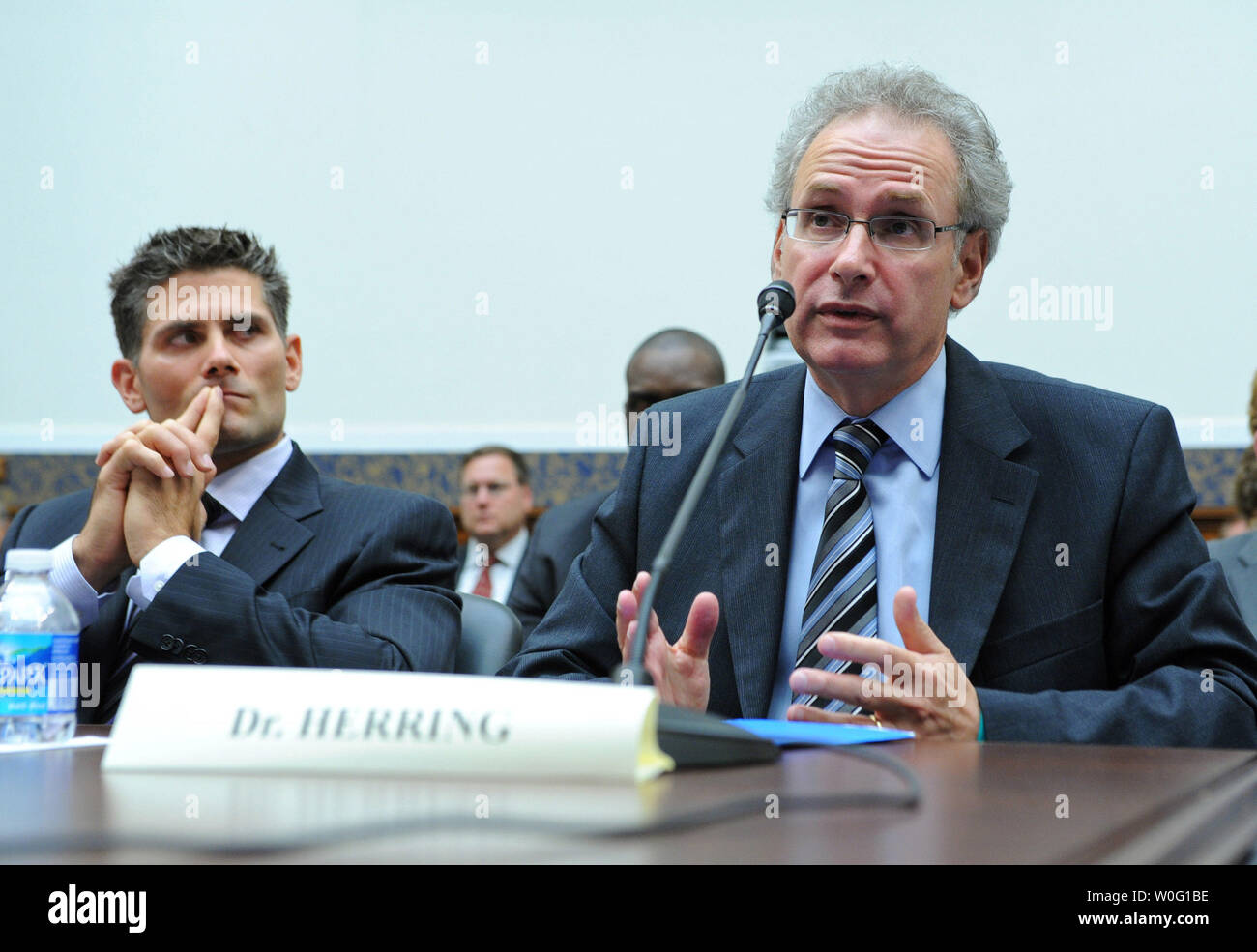 Stanley Hering (R), Vorsitzender des Unterausschusses für Bildung und Advocacy, Kopf, Nacken und Wirbelsäule Ausschuss der NFL und Team Arzt für die Seattle Seahawks und Seattle Mariners, zeugt neben Sean Morey, ehemaliger NFL Wide Receiver und den aktuellen Vorstand. NFL Players Association, während ein Haus Bildungs- und Arbeitsmarktpolitik Ausschuss Anhörung zum Schutz von Schülern Athleten von Gehirnerschütterungen handeln, in Washington am 23. September 2010. UPI/Kevin Dietsch Stockfoto