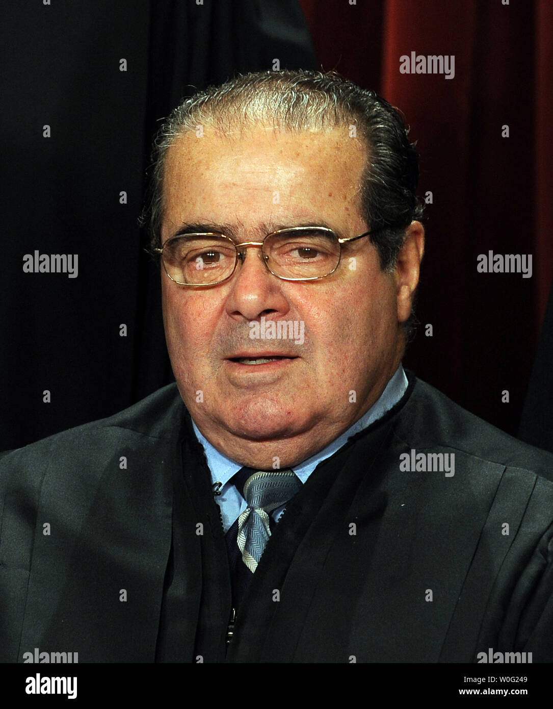 Associate Antonin Scalia und der Richter des Supreme Court der Vereinigten Staaten sitzen für eine formelle Gruppe Foto im Osten Konferenzraum der Oberste Gerichtshof in Washington am 8. Oktober 2010. UPI/Roger L. Wollenberg Stockfoto
