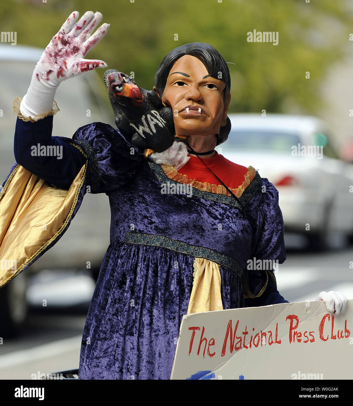 Die demonstranten stehen außerhalb als ehemalige Außenministerin Condoleezza Rice im National Press Club in Washington am 15. Oktober 2010 spricht. Ihr Aussehen fällt mit der Veröffentlichung ihres neuen Buches über ihre Kindheit in rassisch getrennte Birmingham, Alabama. UPI/Roger L. Wollenberg Stockfoto