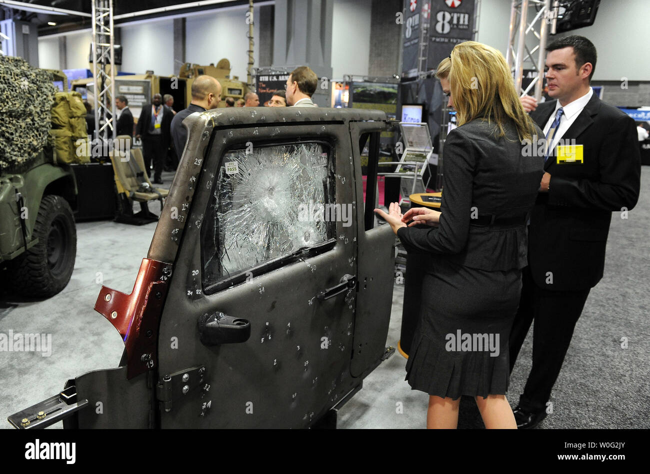 Kongressteilnehmer Blick an die Tür eines gepanzerten Jeep Fahrzeug bei der US-Armee Ausstellung in Washington am 26. Oktober 2010. Jeep J8 ist eine low profile Panzerwagen, die militärischen und nicht militärischen Personal diskret bewegt werden kann. UPI/Roger L. Wollenberg Stockfoto