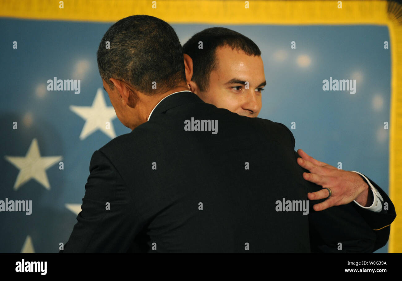 U.S. Army Staff Sergeant Salvatore Giunta ist umarmt von US-Präsident Barack Obama nach dem Erhalt der Ehrenmedaille während einer Zeremonie im East Room des Weißen Hauses in Washington, DC am 16. November 2010. Der 25-jährige Iowan erhalten oben militärische Auszeichnung des Landes für seine heroische Aktionen in Afghanistan, und ist der erste lebende service Mitglied der Preis seit dem Vietnamkrieg zu erhalten. Andere haben posthum verliehen worden. UPI/Pat Benic Stockfoto