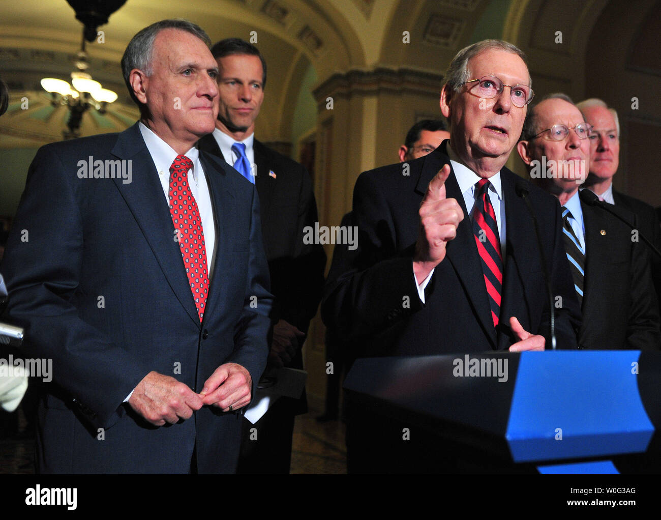 Senat Minderheit Führer Mitch McConnell (R-KY) (C), den Senat Assistant Minderheit Leader Jon Kyl (R-AZ) (L), republikanische Konferenz stellvertretende Sen. John barrasso (R-WY) (2-L), republikanische Konferenzstuhl sen Lamar Alexander (R-TN) (2nd-R) und Sen. John Cornyn (R-TX) sprechen bei einer Pressekonferenz auf der republikanischen Führung für die kommende 112. Kongress auf dem Capitol Hill in Washington am 16. November 2010. UPI/Kevin Dietsch Stockfoto
