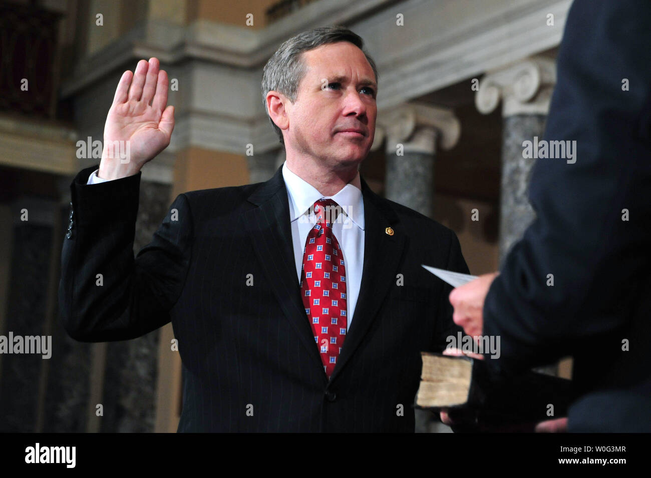 Sen markieren Kirk (R-IL) beteiligt sich an einem Reenactment seiner Vereidigung im US-Kapitol in Washington am 29. November 2010. UPI/Kevin Dietsch Stockfoto