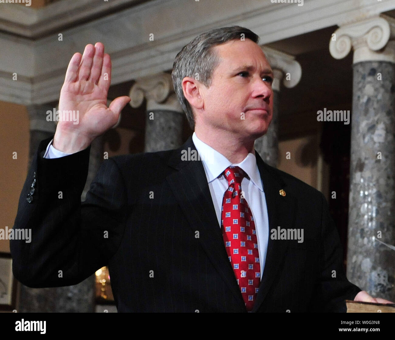 Sen markieren Kirk (R-IL) beteiligt sich an einem Reenactment seiner Vereidigung im US-Kapitol in Washington am 29. November 2010. UPI/Kevin Dietsch Stockfoto