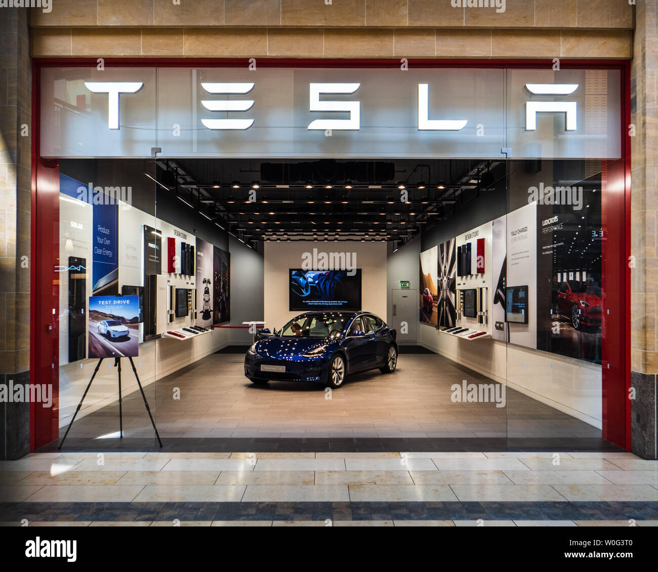 Tesla Modell 3 Tesla Showroom - Kunden versuchen, eine neue Tesla Modell 3 Elektroauto an der Tesla Showroom im Grand Arcade Shopping Mall Cambridge Großbritannien Stockfoto