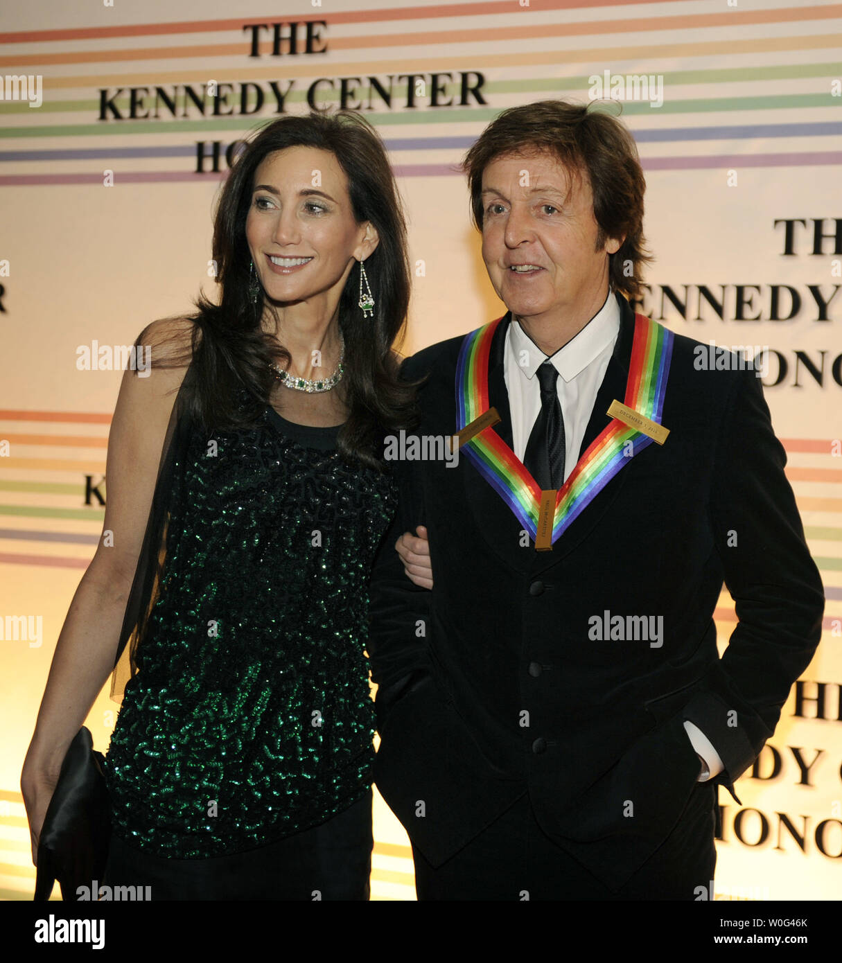 Sir Paul McCartney, Sänger, Songwriter und ehemalige Beatle, 2010 Kennedy Center Honoree, wirft mit Freundin Nancy Shevell für Fotografen auf dem roten Teppich, wie sie für einen Abend der Gala Unterhaltung im Kennedy Center, Dezember 5, 2010, in Washington, D.C. ankommen Die Ehrungen werden jährlich auf fünf Künstler für ihr Lebenswerk in der Kunst, Kultur und Unterhaltung verliehen. UPI/Mike Theiler Stockfoto