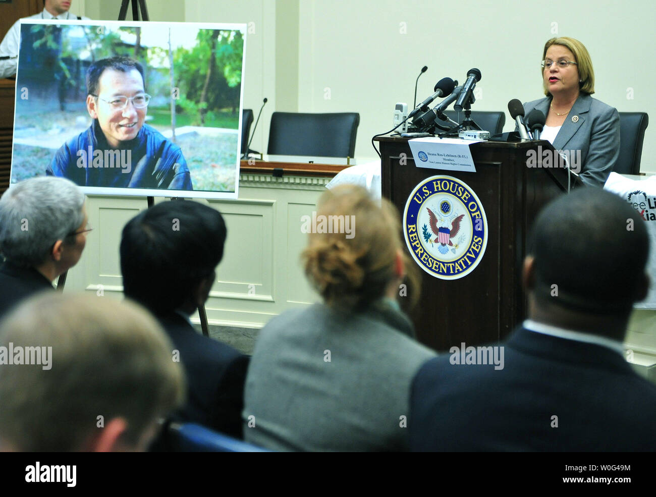 Rep Ileana Ros-Lehtinen (R-FL), Ranking Mitglied des Ausschusses für auswärtige Angelegenheiten, spricht auf einer Pressekonferenz des chinesischen Dissidenten und Nobelpreisträger Liu Xiaobo zu ehren und die chinesische Regierung auf, rufen Sie die Menschenrechtssituation, auf dem Capitol Hill in Washington am 7. Dezember 2010 zu verbessern. UPI/Kevin Dietsch Stockfoto