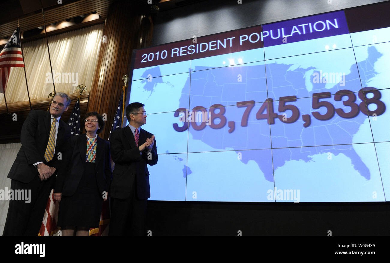 Us-Handelsminister Gary Locke (R), Census Bureau Direktor Robert Groves (L) und der stellvertretende Handelsminister Rebecca leeren Blick auf einem US-Karte, die die offizielle Bevölkerung von Amerika als 308,745,538 Personen während einer Pressekonferenz der ersten Zählung 2010 Daten in Washington am 21. Dezember 2010 zu lösen. UPI/Roger L. Wollenberg Stockfoto