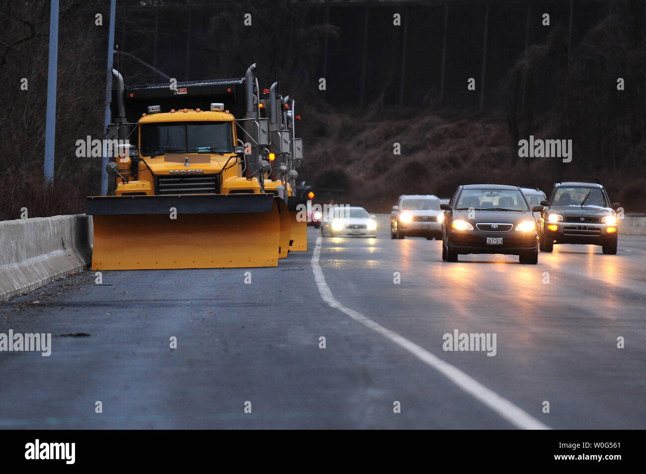 Schneepflüge warten auf der Seite der Interstate 495 in Erwartung für ein Schneesturm in Maryland am 26. Dezember 2010. Ein schwerer Sturm bewegt sich an der Ostküste der Vereinigten Staaten. UPI/Kevin Dietsch Stockfoto