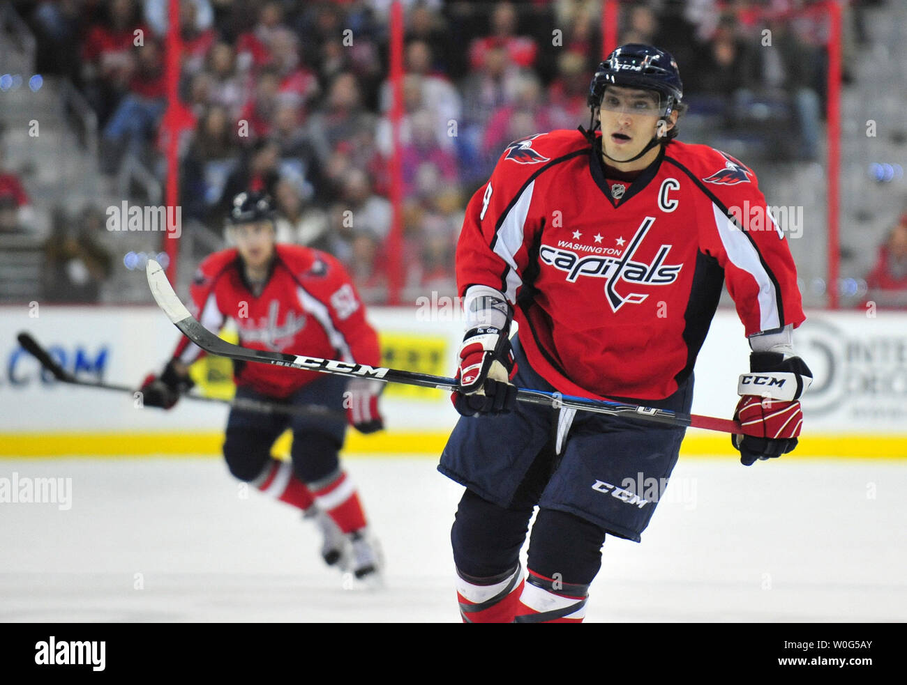 Washington Capitals' Alexander Ovechkin ist auf dem Eis gegen die Tampa Bay Lightning in der ersten Periode im Verizon Center in Washington am 4. Januar 2011 gesehen. Der Blitz schlug die Hauptstädte 1-0. UPI/Kevin Dietsch Stockfoto