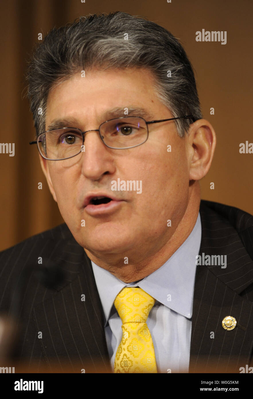 Neu gewählten Senator Joe Manchin (D-WV) macht eine Bemerkung, die im Senat Haushaltsausschuss Anhörungen mit der US-Notenbank Ben Bernanke, Januar 7,2011, auf dem Capitol Hill in Washington. Bernanke bezeugte auf "Die USA Economic Outlook: Herausforderungen für die Geld- und Fiskalpolitik", wie sie die Arbeit der Abteilung die neuesten Beschäftigungszahlen freigegeben, die Arbeitslosigkeit von 9,8 Prozent auf 9,4 mit Hoffnungen auf eine Verbesserung der Wirtschaft. UPI Foto/Mike Theiler Stockfoto