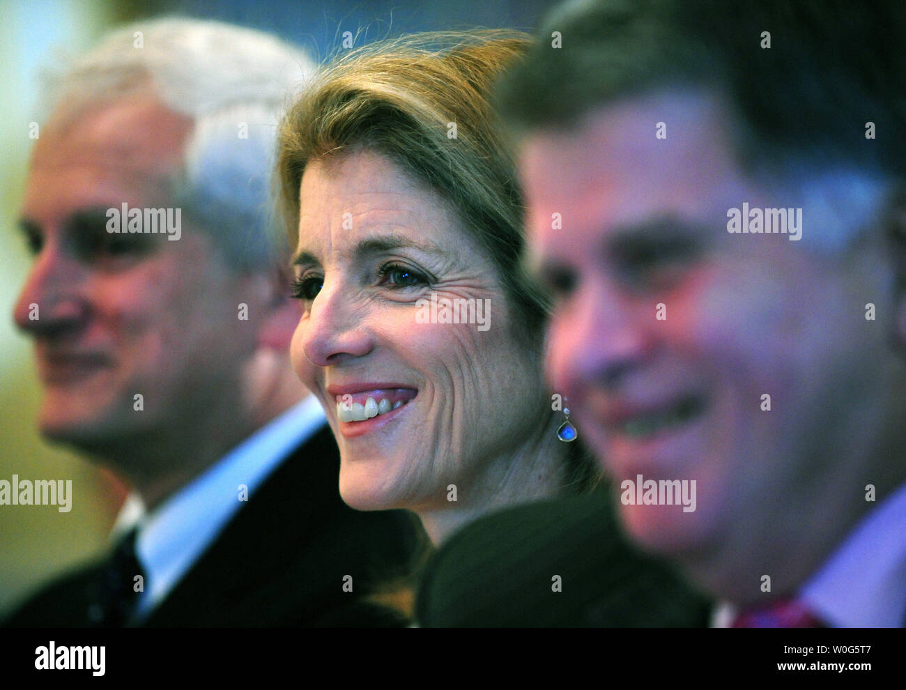 Caroline Kennedy, die Tochter von Präsident John F. Kennedy, David Ferriero (R), Archivar der Vereinigten Staaten, und Edwin Schlossberg, des John-F.-Kennedy Library Foundation, sehen Sie ein Video auf einer Veranstaltung, wo die nationalen Archive ihre "Zugriff auf ein Erbe vorgestellt", eine online digitales Archiv von hohem Interesse Material von Präsident John F. Kennedy's offiziellen und persönlichen Aufzeichnungen, in den National Archives in Washington am 13. Januar 2011. Die Sammlung besteht aus Fotografien, Tonaufnahmen, Rede, Entwürfe und anderes Material. UPI/Kevin Dietsch Stockfoto Caroline Kennedy, die Tochter von Präsident John F. Kennedy, David Ferriero (R), Archivar der Vereinigten Staaten, und Edwin Schlossberg, des John-F.-Kennedy Library Foundation, sehen Sie ein Video auf einer Veranstaltung, wo die nationalen Archive ihre "Zugriff auf ein Erbe vorgestellt", eine online digitales Archiv von hohem Interesse Material von Präsident John F. Kennedy's offiziellen und persönlichen Aufzeichnungen, in den National Archives in Washington am 13. Januar 2011. Die Sammlung besteht aus Fotografien, Tonaufnahmen, Rede, Entwürfe und anderes Material. UPI/Kevin Dietsch Stockfoto