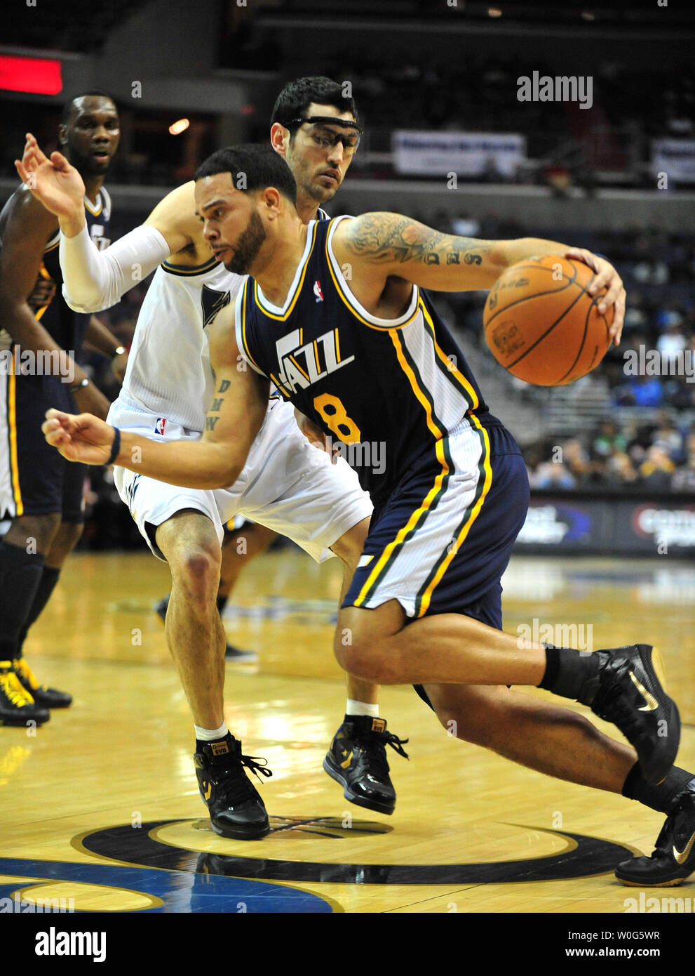 Utah Jazz Deron Williams Drives zum Korb gegen Washington Wizards Kirk Hinrich während der ersten Hälfte im Verizon Center in Washington am 17. Januar 2011. UPI/Kevin Dietsch Stockfoto