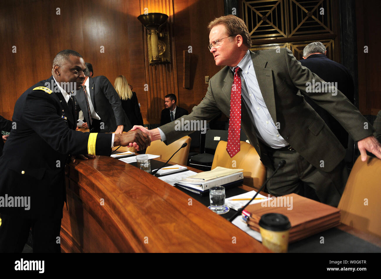 Senator Jim Webb (D-VA) grüsst Gen. Lloyd James Austin III, Kommandierender General der United States Forces - Irak, vor einem Senat Armed Services Hearing über die Situation im Irak, auf dem Capitol Hill in Washington am 3. Februar 2011. UPI/Kevin Dietsch Stockfoto