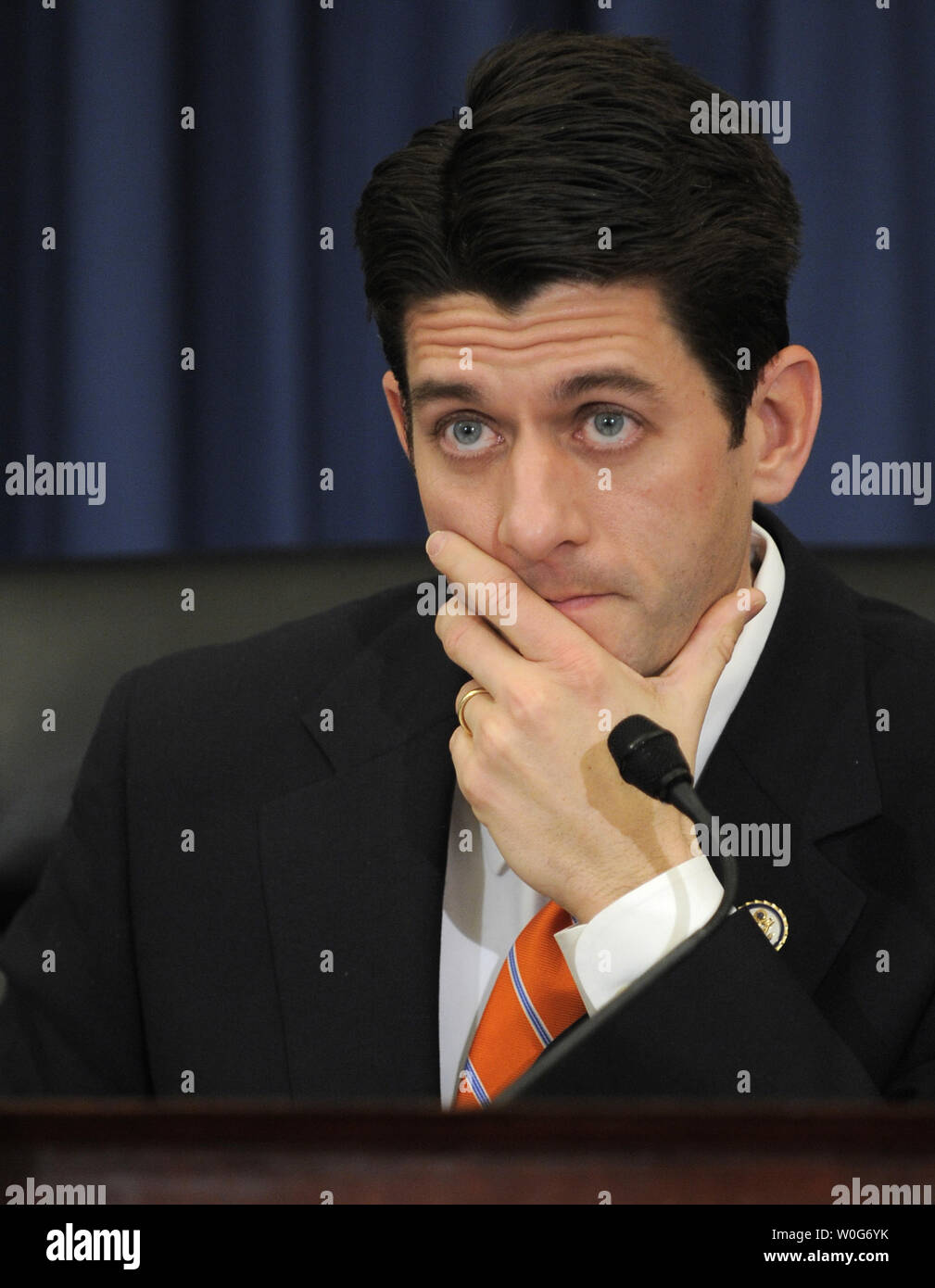 Haus Haushaltsausschuss Vorsitzender Paul Ryan (R-WI) hört auf Bemerkungen der US-Notenbank Ben Bernanke, 9. Februar 2011, auf dem Capitol Hill in Washington, D.C. Bernanke's Zeugnis über die "Lage der US-Wirtschaft", kommt wie die Wirtschaft versucht, aus der jüngsten Rezession zu erholen, inmitten einer Ballonfahren Staatsdefizit und der anhaltend hohen Arbeitslosigkeit. UPI/Mike Theiler Stockfoto