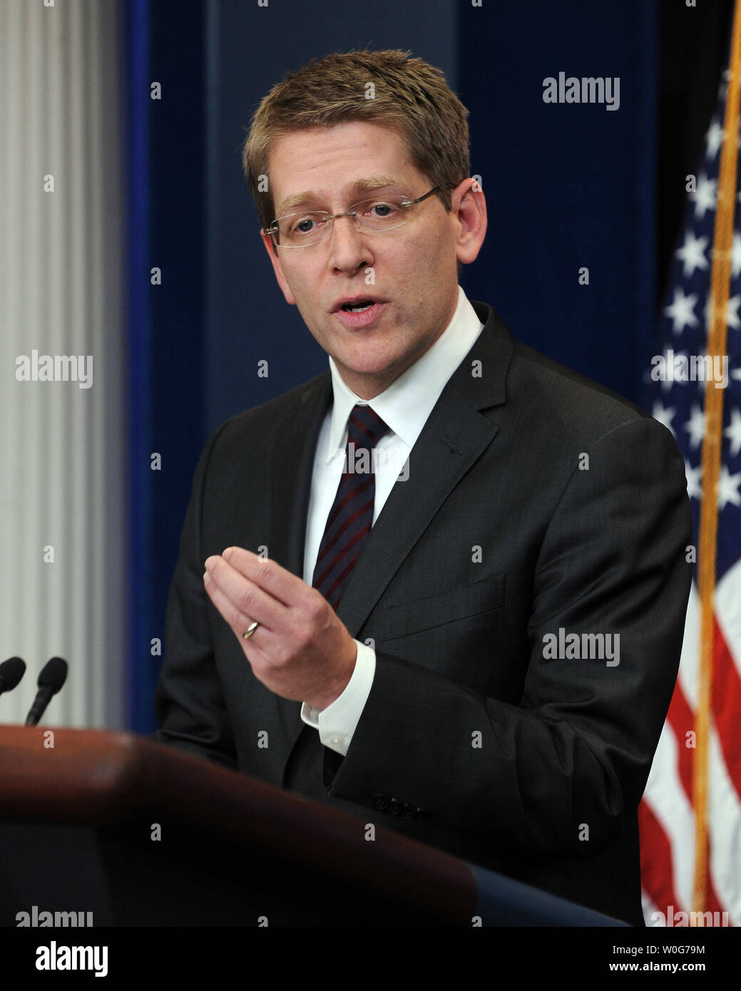 Drücken Sie Sekretärin Jay Carney, hält seine ersten Briefing, als US-Präsident Barack Obamas Sprecher in der Brady Press Briefing Room des Weißen Hauses in Washington am 16. Februar 2011. UPI/Roger L. Wollenberg Stockfoto