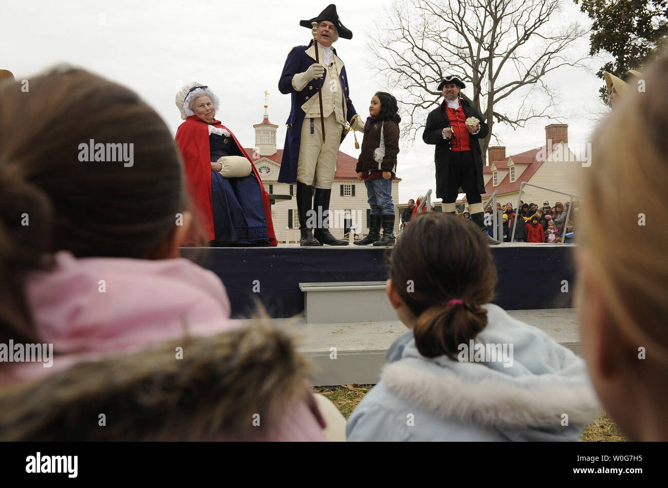 'Martha Washington' lacht als 'George Washington' erhält ein Geschenk während einer überraschung Geburtstag zu Ehren von Washingtons Geburtstag am Mount Vernon, Virginia, auf Presidents' Day, 21. Februar 2011. UPI/Roger L. Wollenberg Stockfoto