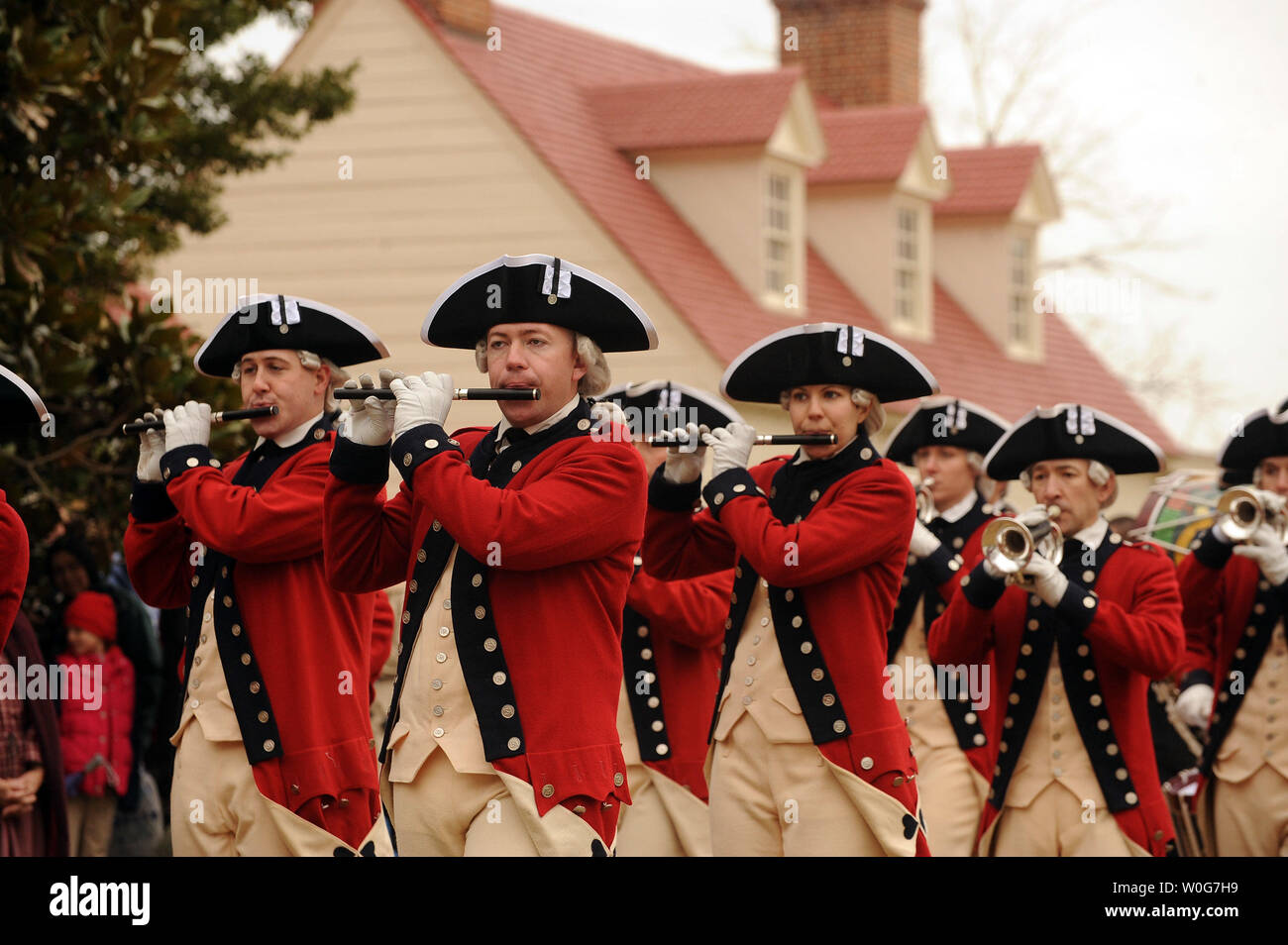 Die Alte Garde Trommeln und Kulturen führt während einer überraschung Geburtstag zu Ehren von George Washington's Birthday in Mount Vernon, Virginia, auf Presidents' Day, 21. Februar 2011. UPI/Roger L. Wollenberg Stockfoto