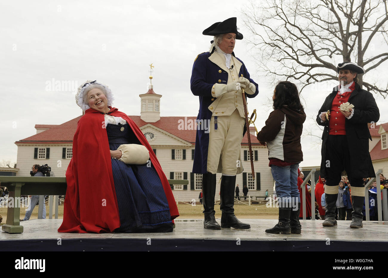 'Martha Washington' lacht als 'George Washington' erhält ein Geschenk während einer überraschung Geburtstag zu Ehren von Washingtons Geburtstag am Mount Vernon, Virginia, auf Presidents' Day, 21. Februar 2011. UPI/Roger L. Wollenberg Stockfoto
