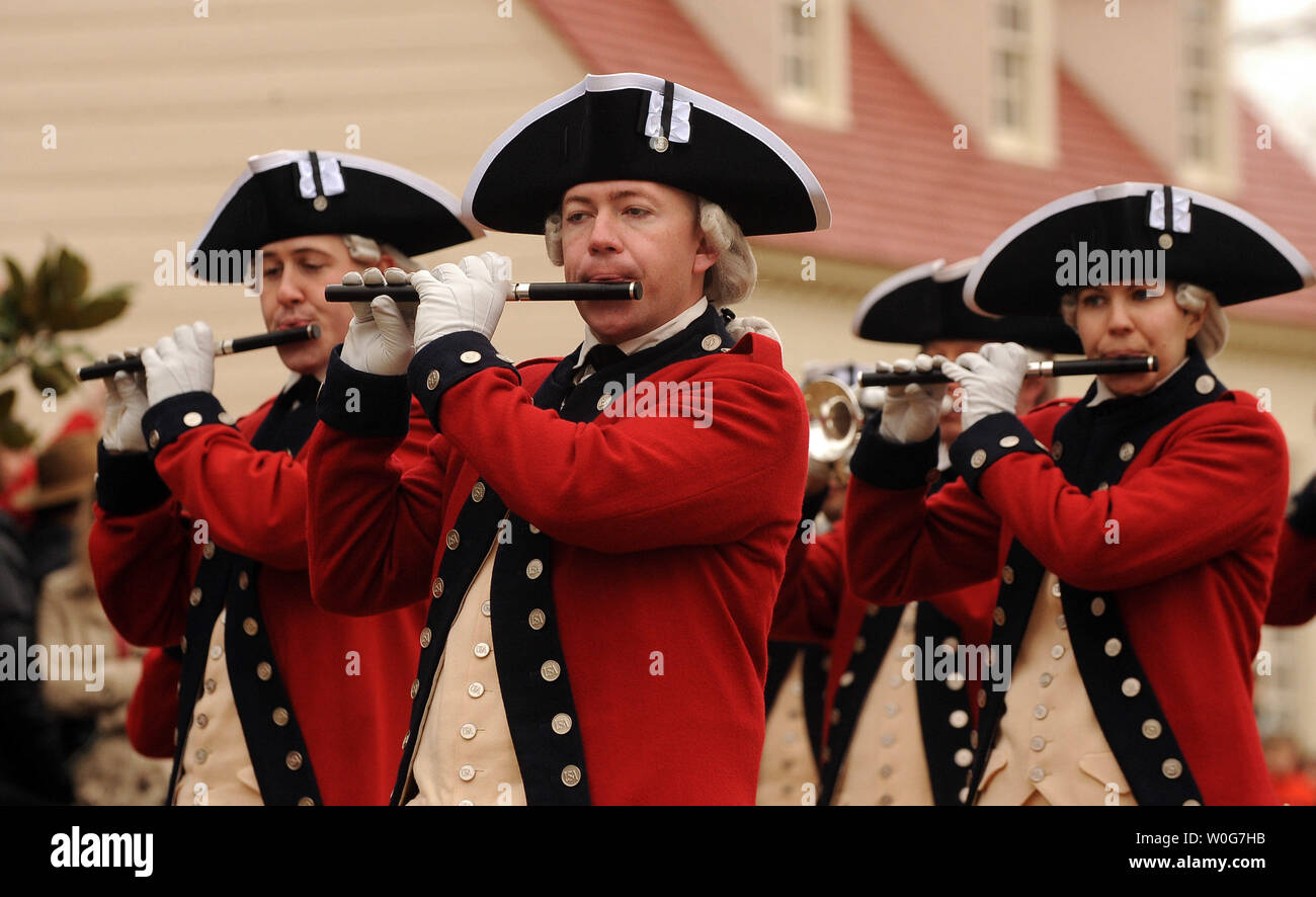 Die Alte Garde Trommeln und Kulturen führt während einer überraschung Geburtstag zu Ehren von George Washington's Birthday in Mount Vernon, Virginia, auf Presidents' Day, 21. Februar 2011. UPI/Roger L. Wollenberg Stockfoto