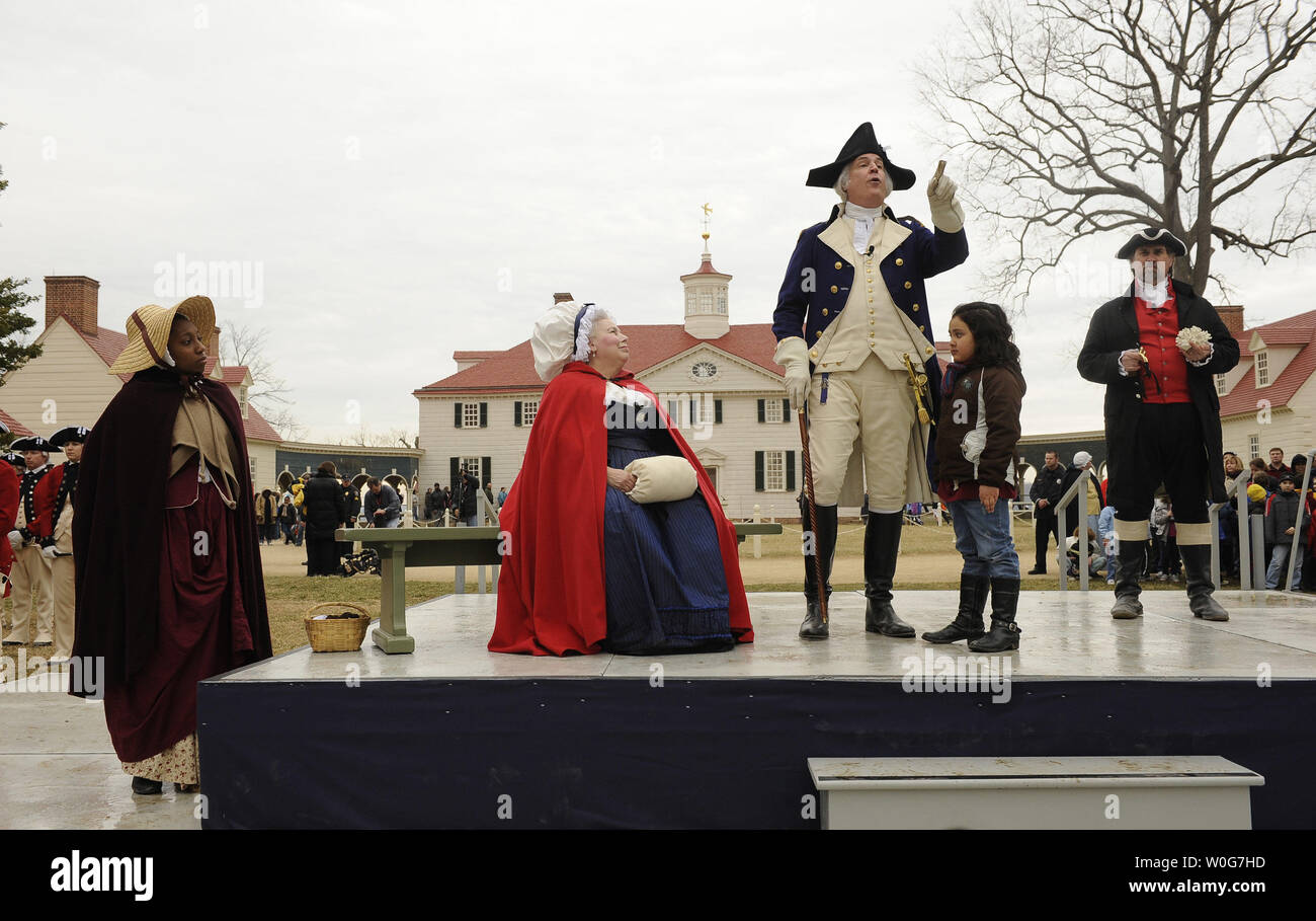 'Martha Washington' sieht sich als 'George Washington' erhält ein Geschenk während einer überraschung Geburtstag zu Ehren von Washingtons Geburtstag am Mount Vernon, Virginia, auf Presidents' Day, 21. Februar 2011. UPI/Roger L. Wollenberg Stockfoto