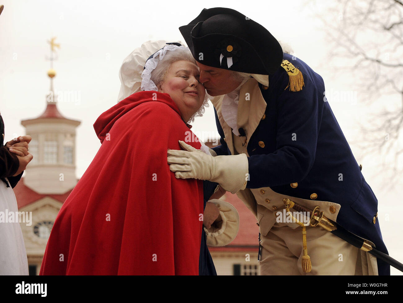 'Martha Washington" durch "George Washington" während einer überraschung Geburtstag zu Ehren von Washingtons Geburtstag am Mount Vernon, Virginia, auf Presidents' Day, 21. Februar 2011 begrüßt wird. UPI/Roger L. Wollenberg Stockfoto
