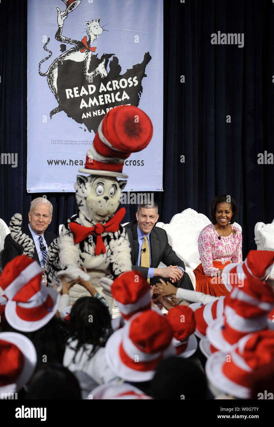 First Lady Michelle Obama (R) Uhren die Ankunft der Katze im Hut Charakter zusammen mit dem Bibliothekar des Kongresses James Billington (L) und Bildungsminister Arne Duncan, wie sie in der National Education Association' Informationen über Amerika" Veranstaltung an der Bibliothek des Kongresses, 2. März 2011 in Washington, D.C. Obama nehmen zahlreiche Film-, Fernseh- und sports Berühmtheiten zu motivieren und ermutigen Kinder lesen zu feiern. 2. März ist das Geburtsdatum des Autors Dr. Seuss. UPI/Mike Theiler Stockfoto