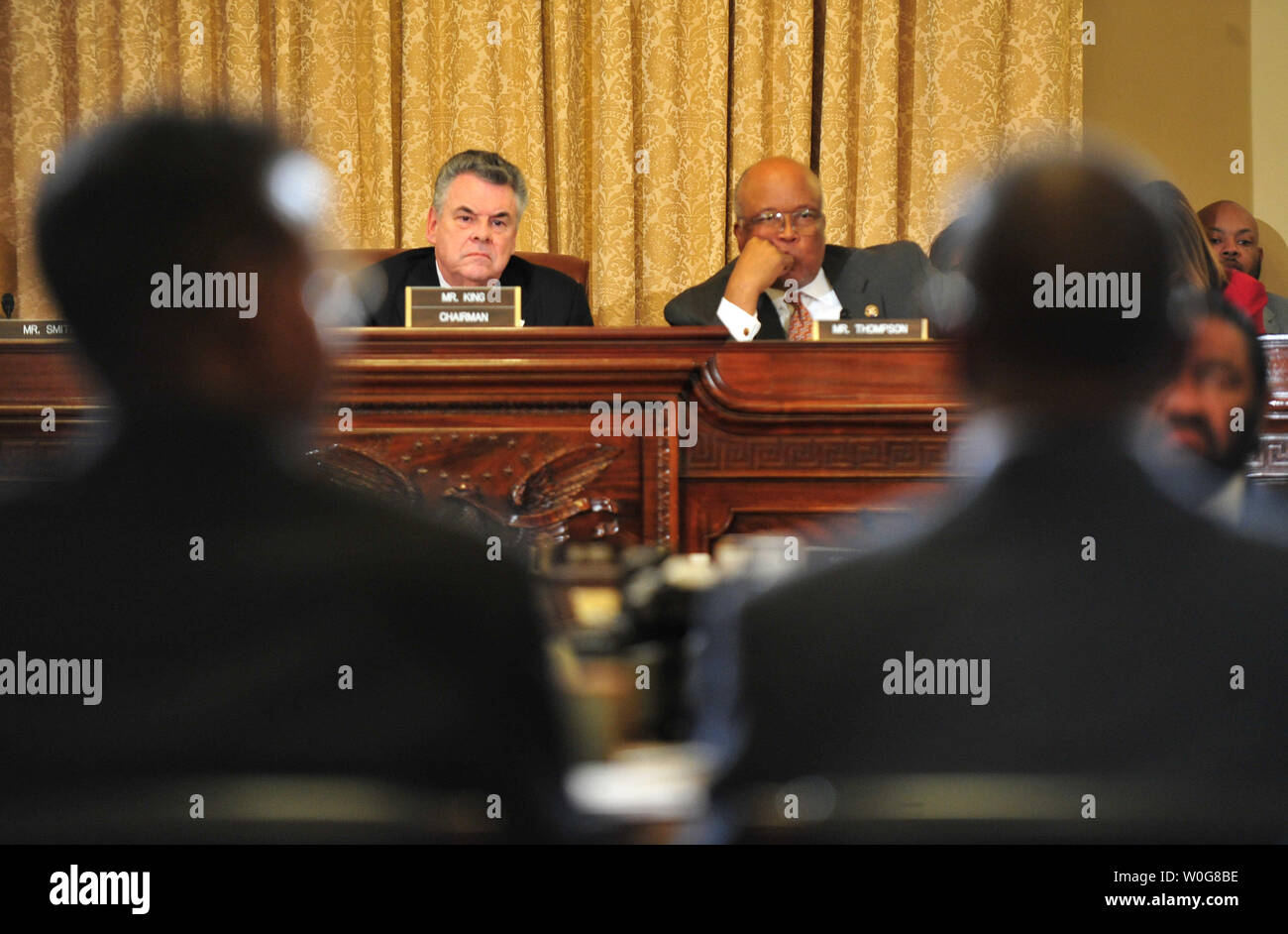 Vorsitzender des Ausschusses für Innere Sicherheit Peter King (R-NY) (L) und Ranking Mitglied rep. Bennie Thompson (D-Miss) Frage zeugen während einer Anhörung über das Ausmaß der Radikalisierung in der amerikanischen Muslimischen Gemeinschaft und die Reaktion der Gemeinschaft, auf dem Capitol Hill in Washington am 10. März 2011. UPI/Kevin Dietsch Stockfoto