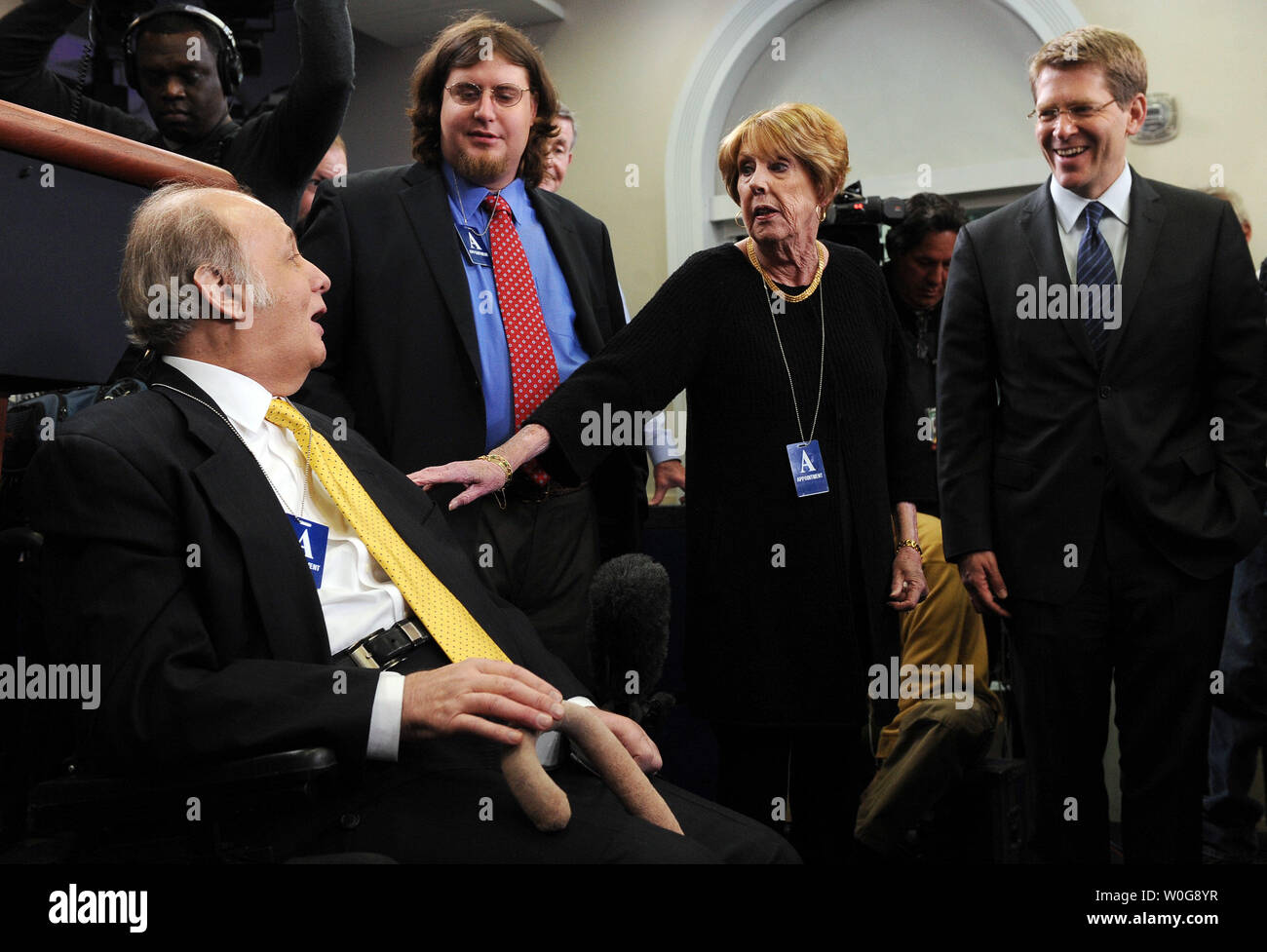 Jim Brady, ehemalige Presse Ronald Reagan's Sekretärin, die zusammen mit Reagan vor 30 Jahren heute, besucht die Brady Press Briefing Room im Weißen Haus in Washington am 30. März 2011 erschossen wurde. Mit ihm sind seine Sohn Scott, seine Frau Sarah und Pressesprecher des Weißen Hauses, Jay Carney. UPI/Roger L. Wollenberg Stockfoto