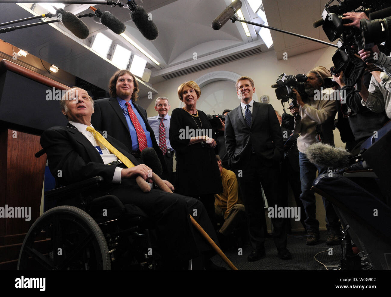 Jim Brady, ehemalige Presse Ronald Reagan's Sekretärin, die zusammen mit Reagan vor 30 Jahren heute, besucht die Brady Press Briefing Room im Weißen Haus in Washington am 30. März 2011 erschossen wurde. Mit ihm sind seine Sohn Scott, seine Frau Sarah und Pressesprecher des Weißen Hauses, Jay Carney. UPI/Roger L. Wollenberg Stockfoto