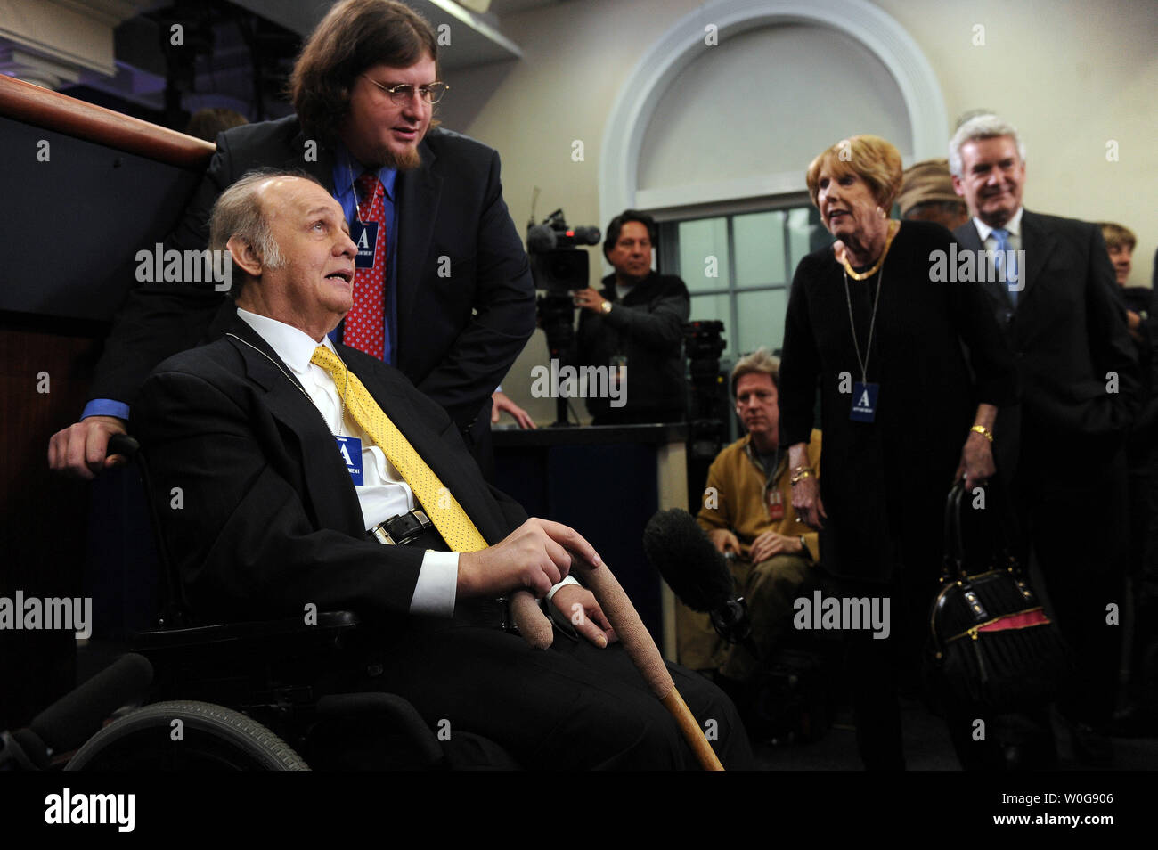 Jim Brady, ehemalige Presse Ronald Reagan's Sekretärin, die zusammen mit Reagan vor 30 Jahren heute, besucht die Brady Press Briefing Room im Weißen Haus in Washington am 30. März 2011 erschossen wurde. Mit ihm sind seine Sohn Scott und seine Frau Sarah. UPI/Roger L. Wollenberg Stockfoto