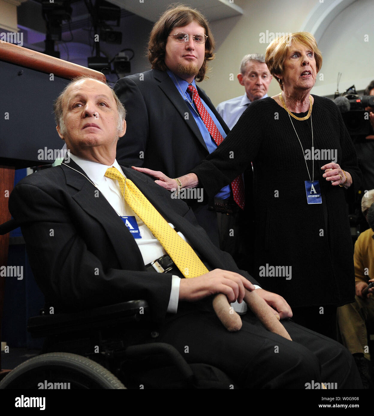 Jim Brady, ehemalige Presse Ronald Reagan's Sekretärin, die zusammen mit Reagan vor 30 Jahren heute, besucht die Brady Press Briefing Room im Weißen Haus in Washington am 30. März 2011 erschossen wurde. Mit ihm sind seine Sohn Scott und seine Frau Sarah. UPI/Roger L. Wollenberg Stockfoto