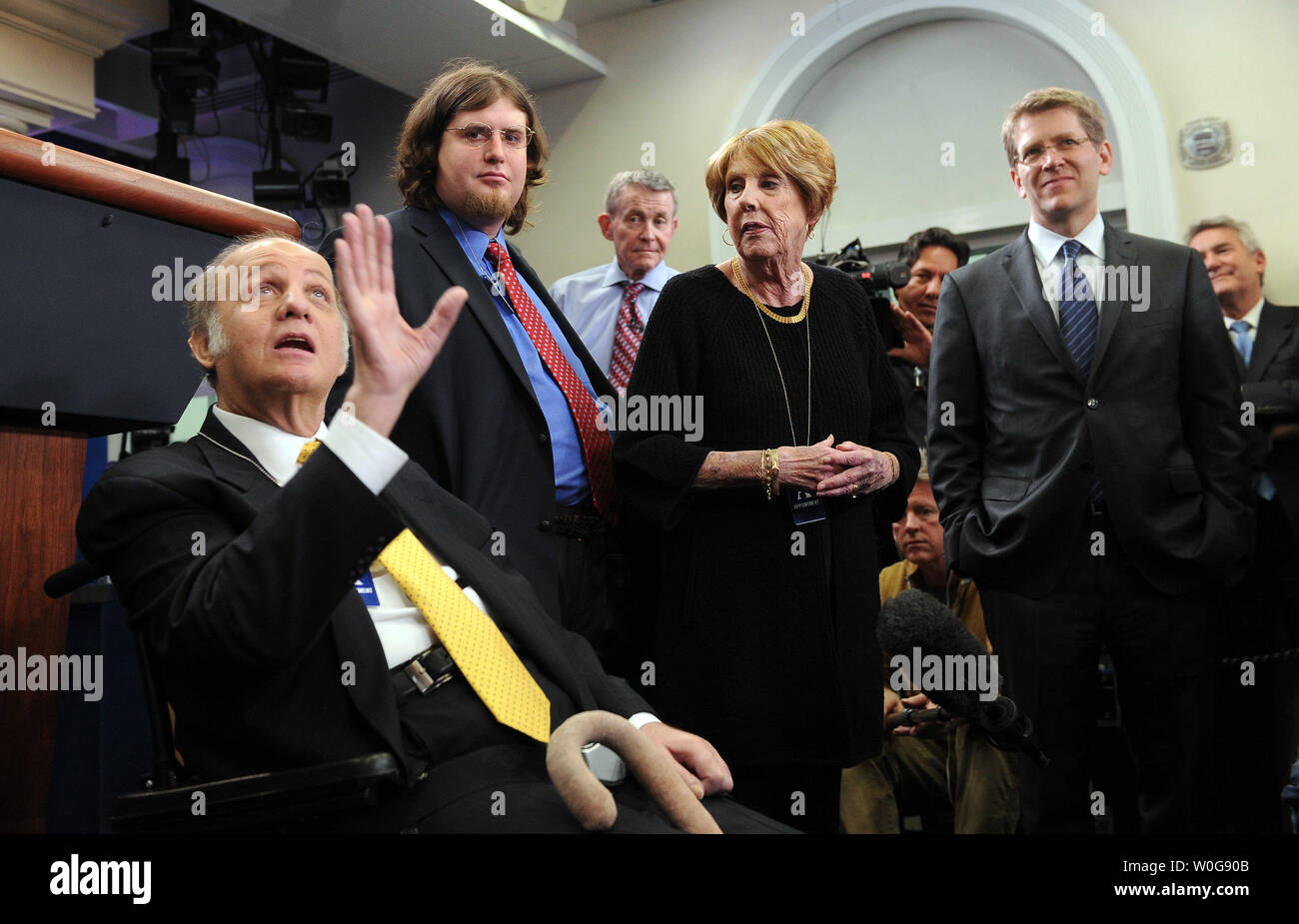 Jim Brady, ehemalige Presse Ronald Reagan's Sekretärin, die zusammen mit Reagan vor 30 Jahren heute, besucht die Brady Press Briefing Room im Weißen Haus in Washington am 30. März 2011 erschossen wurde. Mit ihm sind seine Sohn Scott, seine Frau Sarah und Pressesprecher des Weißen Hauses, Jay Carney. UPI/Roger L. Wollenberg Stockfoto