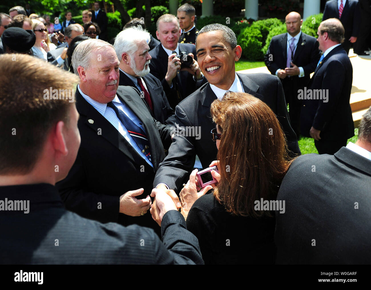 Präsident Barack Obama grüßt die Zuschauer bei einem Festakt zu Ehren des nationalen Verbandes der Polizei Organisationen (NAPO) TOP COPS im Rosengarten des Weißen Hauses in Washington am 12. Mai 2011. Die TOP COPS Auszeichnungen ehren Strafverfolgung Agenten, die über und über den Anruf der Aufgabe gegangen sind. UPI/Kevin Dietsch Stockfoto