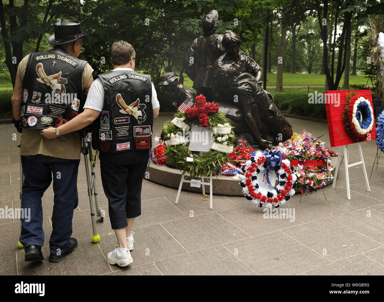 US-Armee Sgt. Mike Spresser (im Ruhestand) von Millsboro, DE, der Medic war während des Vietnam Krieges, Pausen mit seiner Frau, Marian, ihren Respekt bei den Frauen Vietnam Memorial zu zahlen, während die Rolling Thunder Motorrad Rallye XXIV, am Memorial Day Wochenende, 29. Mai 2011 in Washington, D.C. Hunderttausende Biker jährlich nähern sich in Washington für die Rally America's Military Veterans, Kriegsgefangene und Vermisste zu erinnern. UPI/Mike Theiler Stockfoto