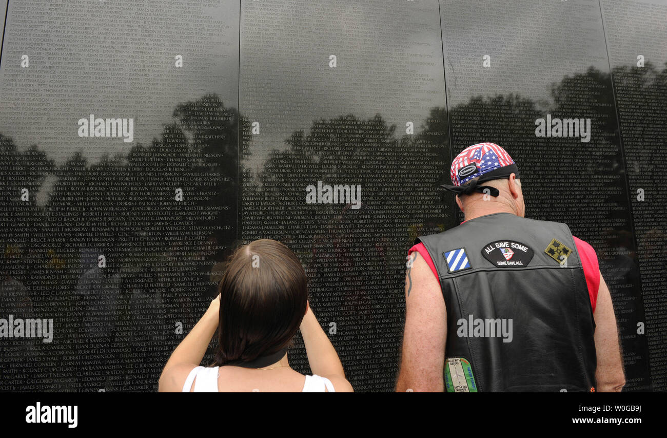 Ein Biker (R) und eine touristische Pause an der Vietnam War Memorial während der Rolling Thunder Motorrad Rallye XXIV, am Memorial Day Wochenende, 29. Mai 2011 in Washington, D.C. Hunderttausende Biker jährlich nähern sich in Washington für die Rally America's Military Veterans, Kriegsgefangene und Vermisste zu erinnern. UPI/Mike Theiler Stockfoto